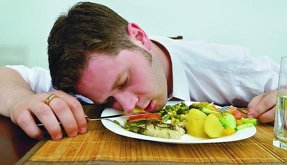 أستاذ تغذية يكشف أسباب الخمول بعد الإفطار فى رمضان