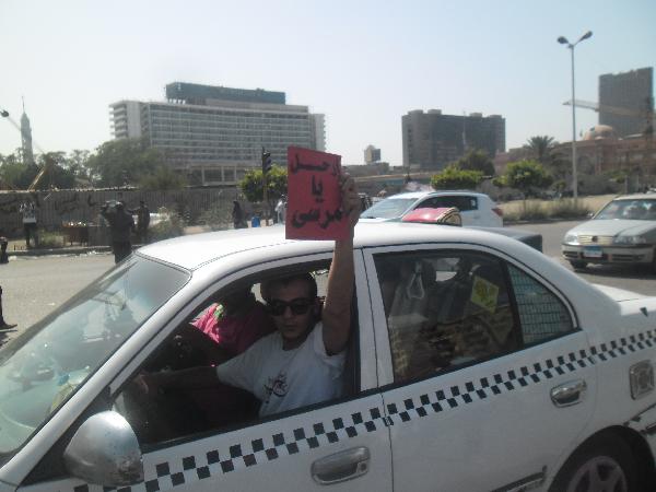 بالصور.العشرات يتظاهرون بالتحرير وسط تأييد سائقي التاكسي