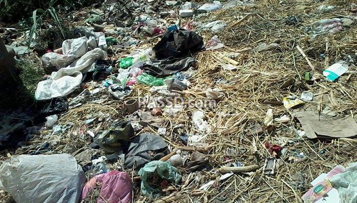 أهالي باروط: “الزبالة في الشوارع ومسؤولو بني سويف مش فاضيين لنا”