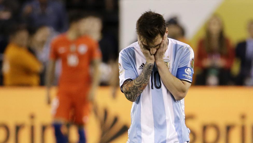 بالفيديو.. بعد خسارة الأرجنتين أمام تشيلي.. ميسي يعتزل اللعب دوليًا