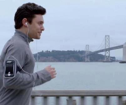 عالم أميركي يكشف إمكانية شحن الهاتف من جسم الإنسان