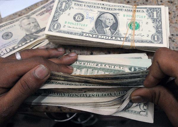 الدولار يعاود الارتفاع أمام الجنيه ويسجل 7,18