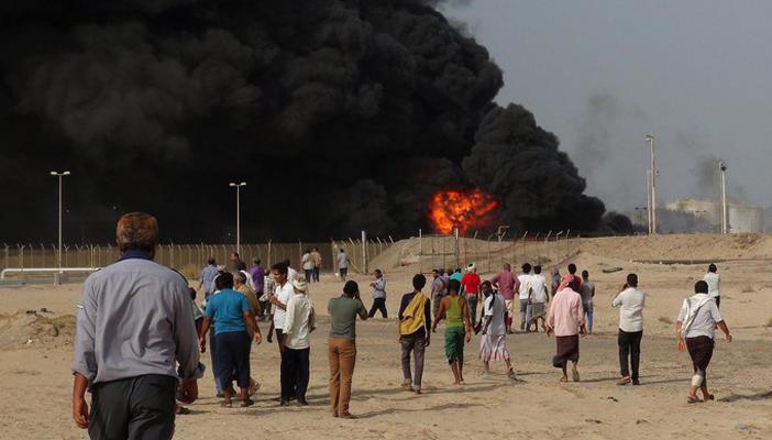 حريق في مصفاة عدن للنفط جراء قصف الحوثيين للميناء