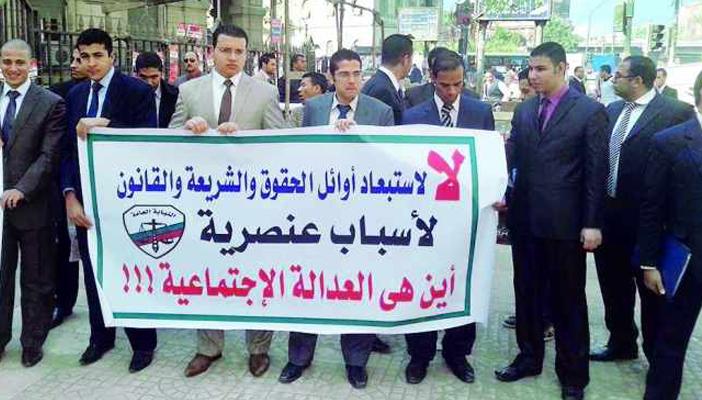 مُستبعدو النيابة العامة يتظاهرون أمام دار القضاء