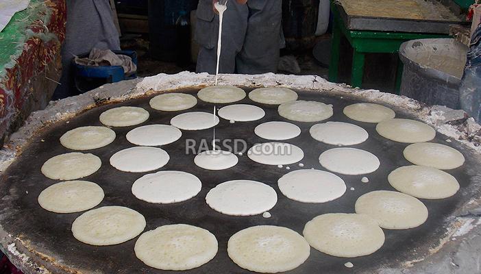 أهالي أسوان يقبلون على شراء الكنافة البلدي بدلًا من الآلي