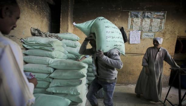 الاتحاد العام للعاملين بالتموين: “الوزير خدع الغلابة”