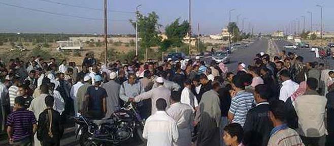 قطع طريق “العريش-القنطرة” بسبب أزمة الوقود