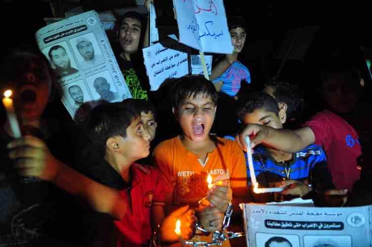 مسيرة بالفوانيس لأطفال غزة تحديًا لحصار الاحتلال