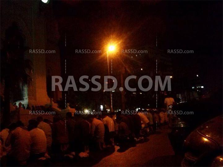 المصلون يؤدون صلاة القيام بالقائد ابراهيم رغم الحظر