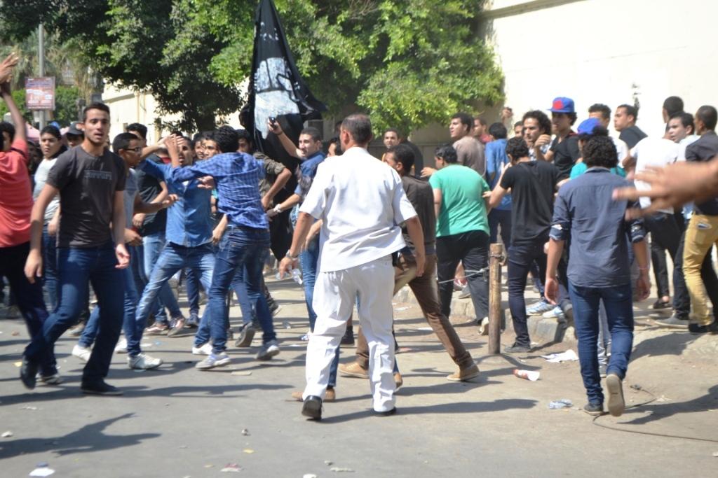 “الأمن” يطوق “التعليم” والطلاب يرفضون التوقيع على إقرار إعادة الامتحان