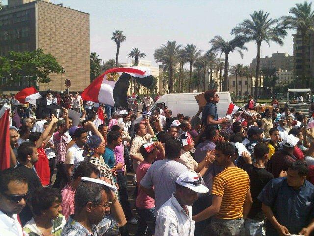 المئات يتوافدون على ميدان التحرير للمطالبة بإسقاط النظام