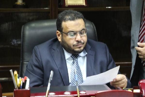 أبو بكر يسحب تراخيص محطتين للوقود بالقليوبية