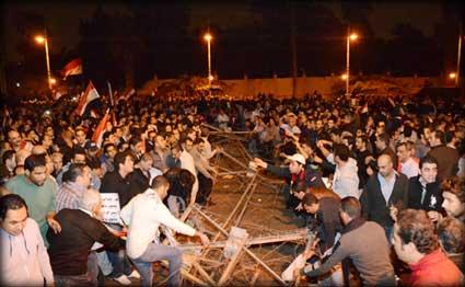 الجارديان: الثورة المصرية “ستدمر نفسها ذاتيا” غدا