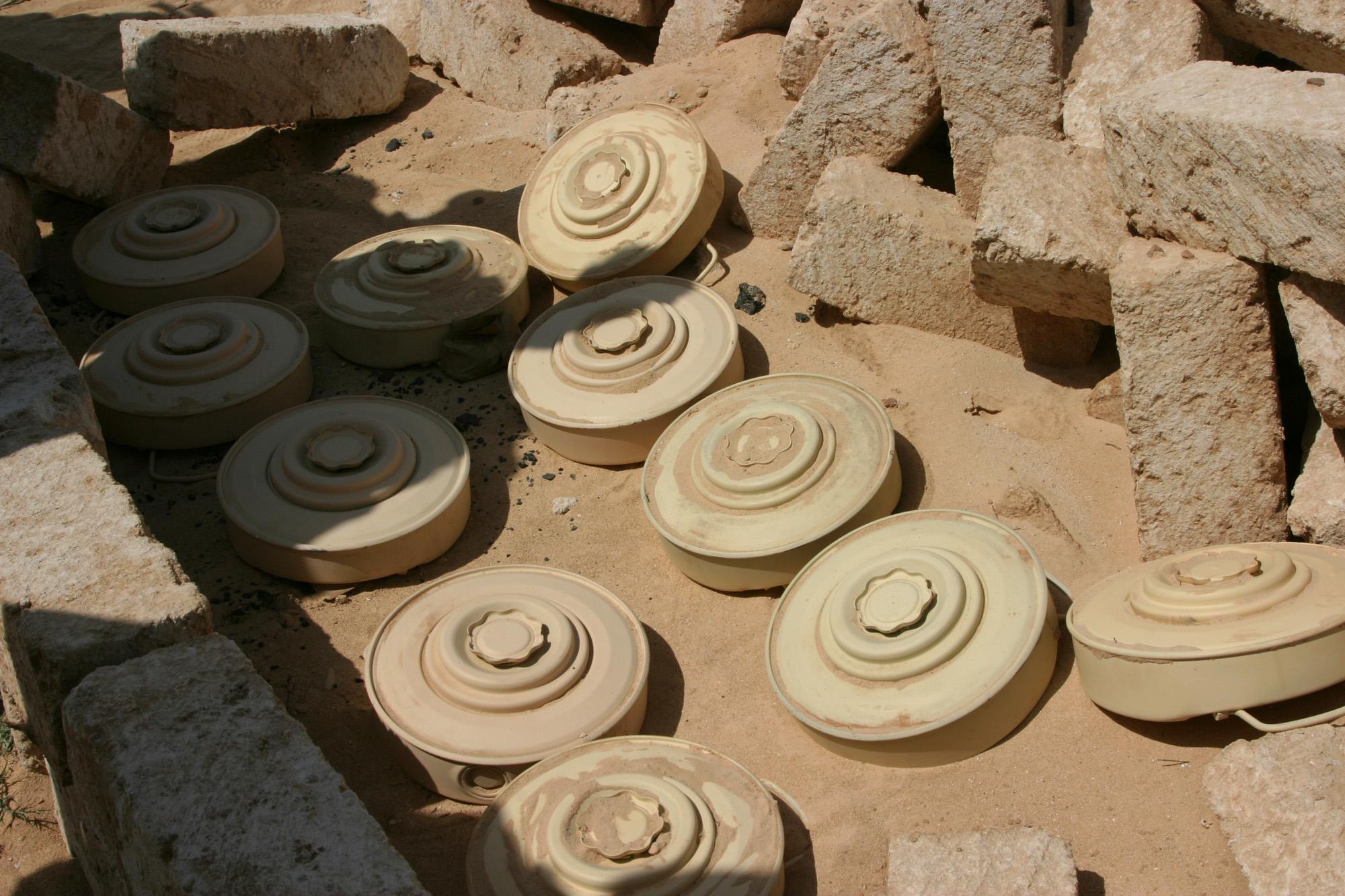 النيابة العسكرية تحقق في العثور على 700 لغم بالإسماعيلية