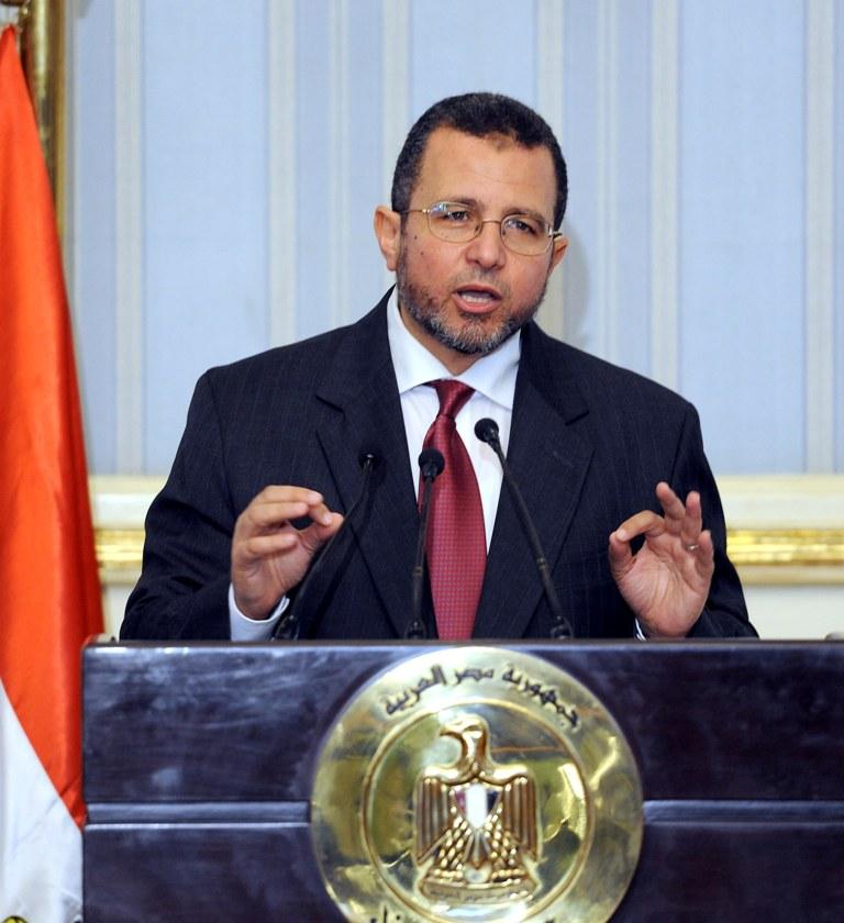 قنديل يتفقد محيط التحرير والاتحادية للاطمئنان على حماية المظاهرات