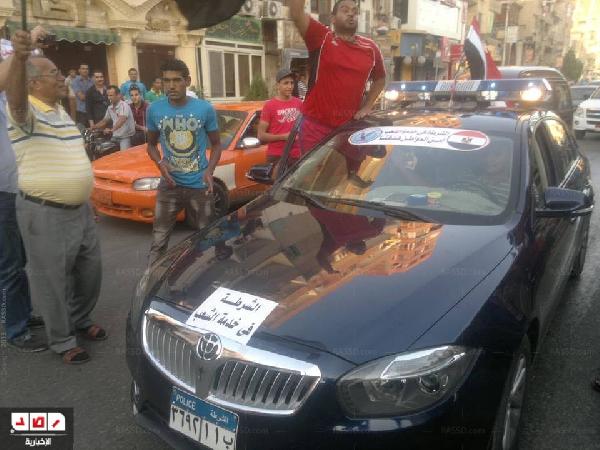 خروج المسيرات المعارضة بالاسماعيلية وانضمام سيارة شرطة لها