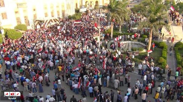المئات بميدان الزراعيين ببني سويف يطالبون بإسقاط النظام