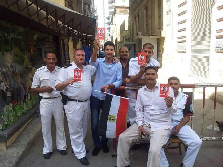 مئات الآلاف بالإسكندرية يطالبون بإسقاط “مرسي” وسط تأييد شرطي