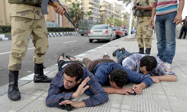 الجارديان: اعتقالات الشرطة المصرية عشوائية ومشكوك فيها