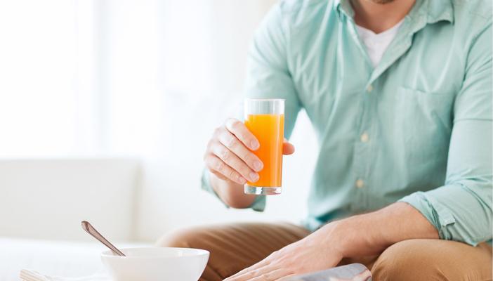 دراسة: تناول عصر البرتقال مع التعرض للشمس يعرض الجلد للسرطان