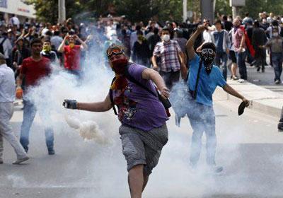 الشرطة التركية تفرق محتجين يمارسون العنف