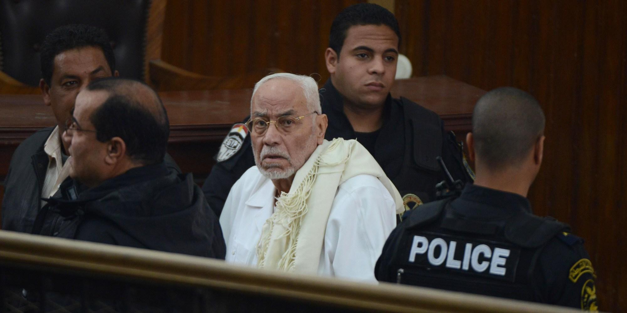 مدير مستشفى القصر العيني ينفي وفاة مهدي عاكف