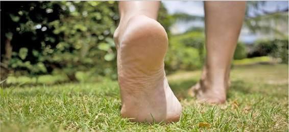 دراسة: المشي حافيًا يحسن من صحة الاقدام وينشط الدورة الدموية