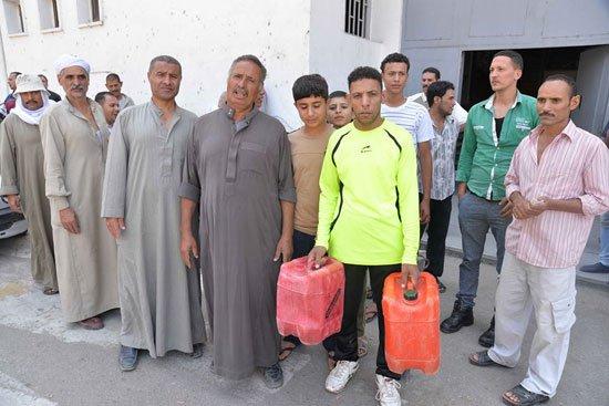 اشتعال أزمة نقص مياه الشرب في مصر.. والمواطنون يدقون “الطلبمات”