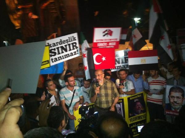 بالصور..المئات يتظاهرون في اسطنبول لتأييد الرئيس مرسي