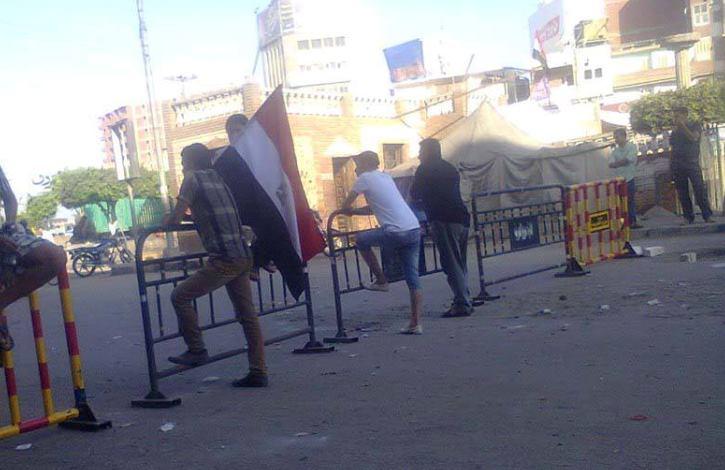 المتظاهرون يغلقون مداخل ومخارج ميدان الشون بالمحلة