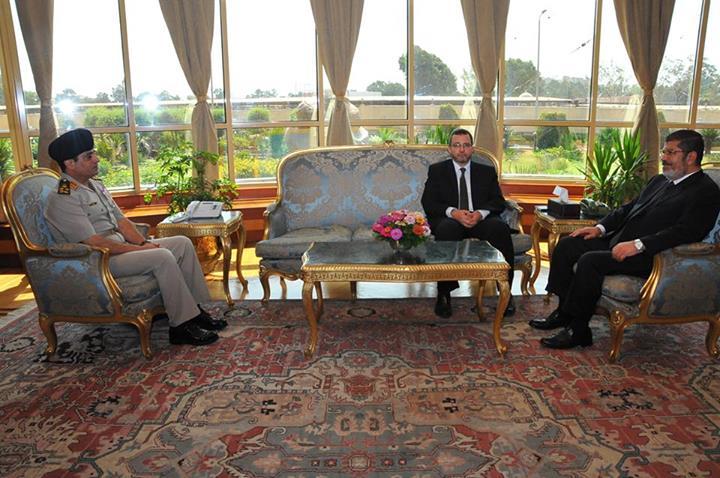 عاجل..الرئيس يستقبل قنديل والسيسي لبحث تطورات الأحداث