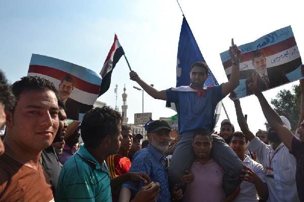 عروسان يحتفلان بزفافهما بين متظاهري رابعة العدوية