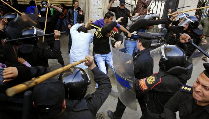 ميدل ايست آي : الامتيازات الضخمة للجيش والشرطة وراء إقصاء الإخوان