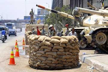 تعزيزات كبيرة لمدرعات وقوات الصاعقة بميادين اسيوط