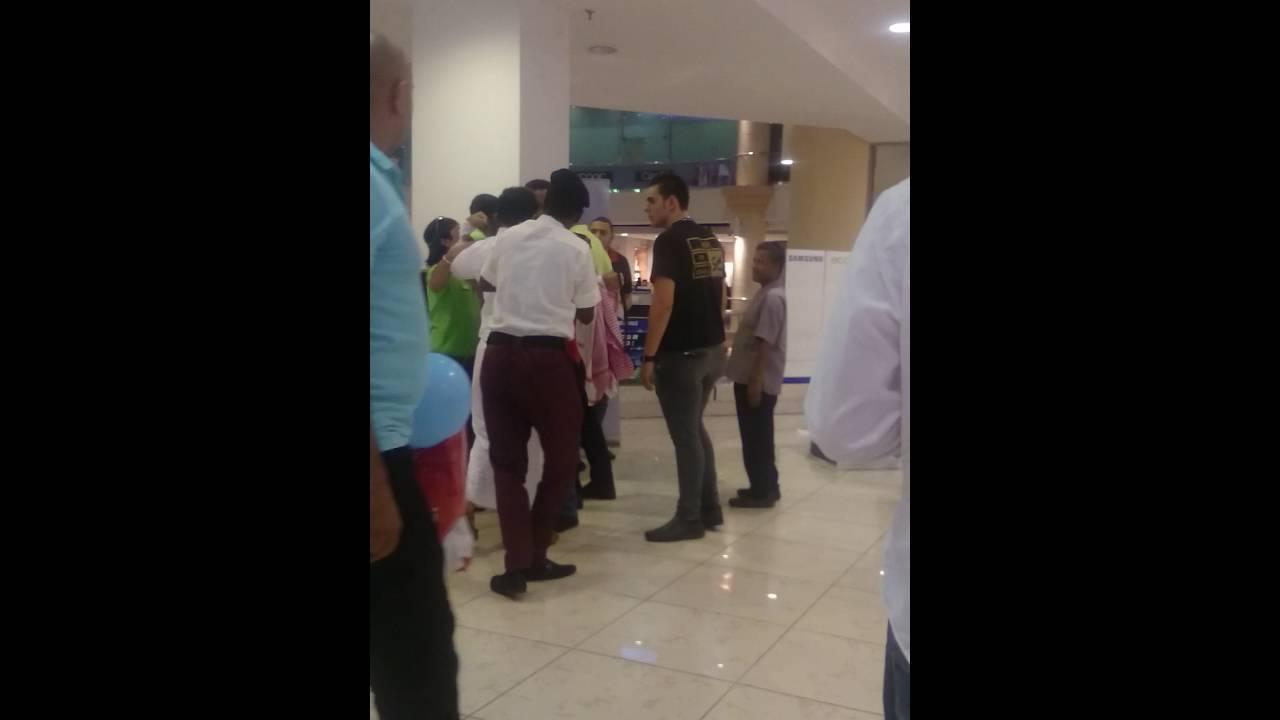 بالفيديو.. مشاجرة بين سعوديين ومصري في مجمع تجاري بجدة