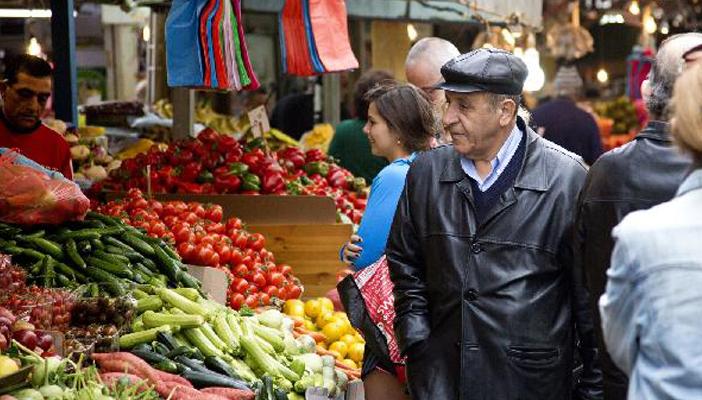 تباين أسعار الخضروات.. استقرار العملات والذهب.. ثبات مواد البناء