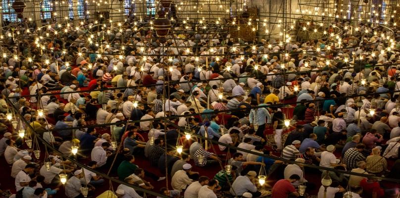 بالصور.. من قباء إلى موسكو.. ملايين المسلمين يؤدون صلاة عيد الفطر