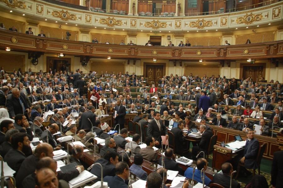 بعد تأجيل قانون السيارات.. خبير: البرلمان يحابي رجال الأعمال