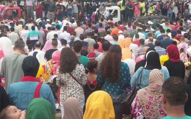 علماء دين يوضحون حكم صلاة النساء بجانب وأمام الرجال