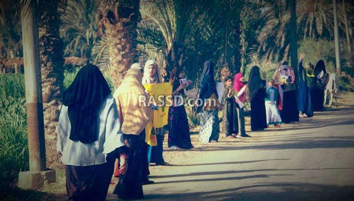 سلسلة بشرية بـ”الفشن” تندد بجرائم حكم العسكر