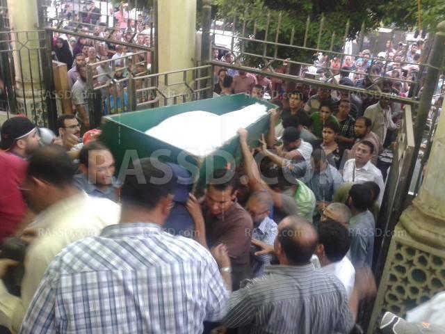 وصول جثمان الشهيد عبد الرحمن عزت لمسجد الاستقامة