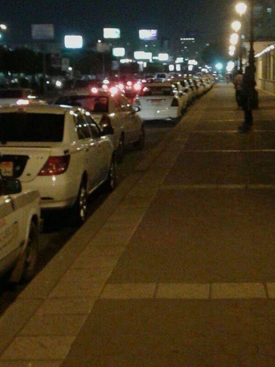 سائقو التاكسي الأبيض يضربون اعتراضا على أزمة الوقود