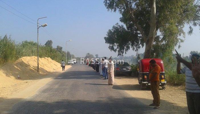 سلاسل بشرية بدمياط والغربية تندد بتردي الأحوال المعيشية