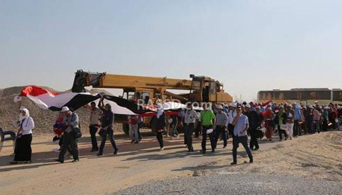 القوات المسلحة تحاول إقناع ألفي شاب بجدوى مشروع قناة السويس