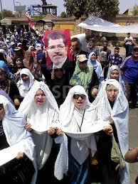 الآلاف يهتفون”يسقط حكم العسكر” والرد وابل من قنابل الغاز