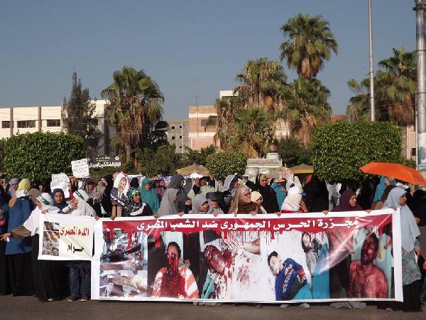 “لا لقتلة الأطفال والمصلين”..سلسلة بشرية بالمنصورة