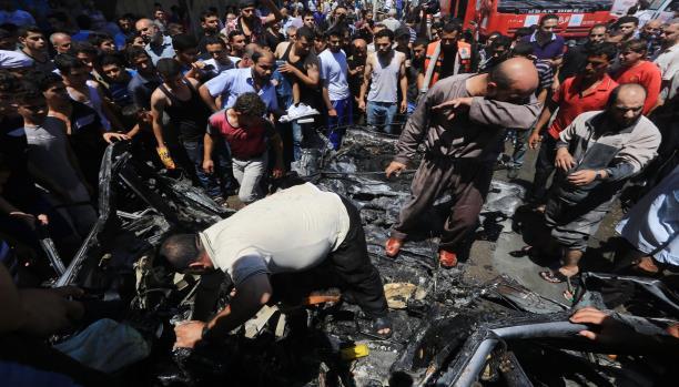 نشطاء: غزة تقصف.. والمصريون ينعون شهداء مذبحة الساجدين