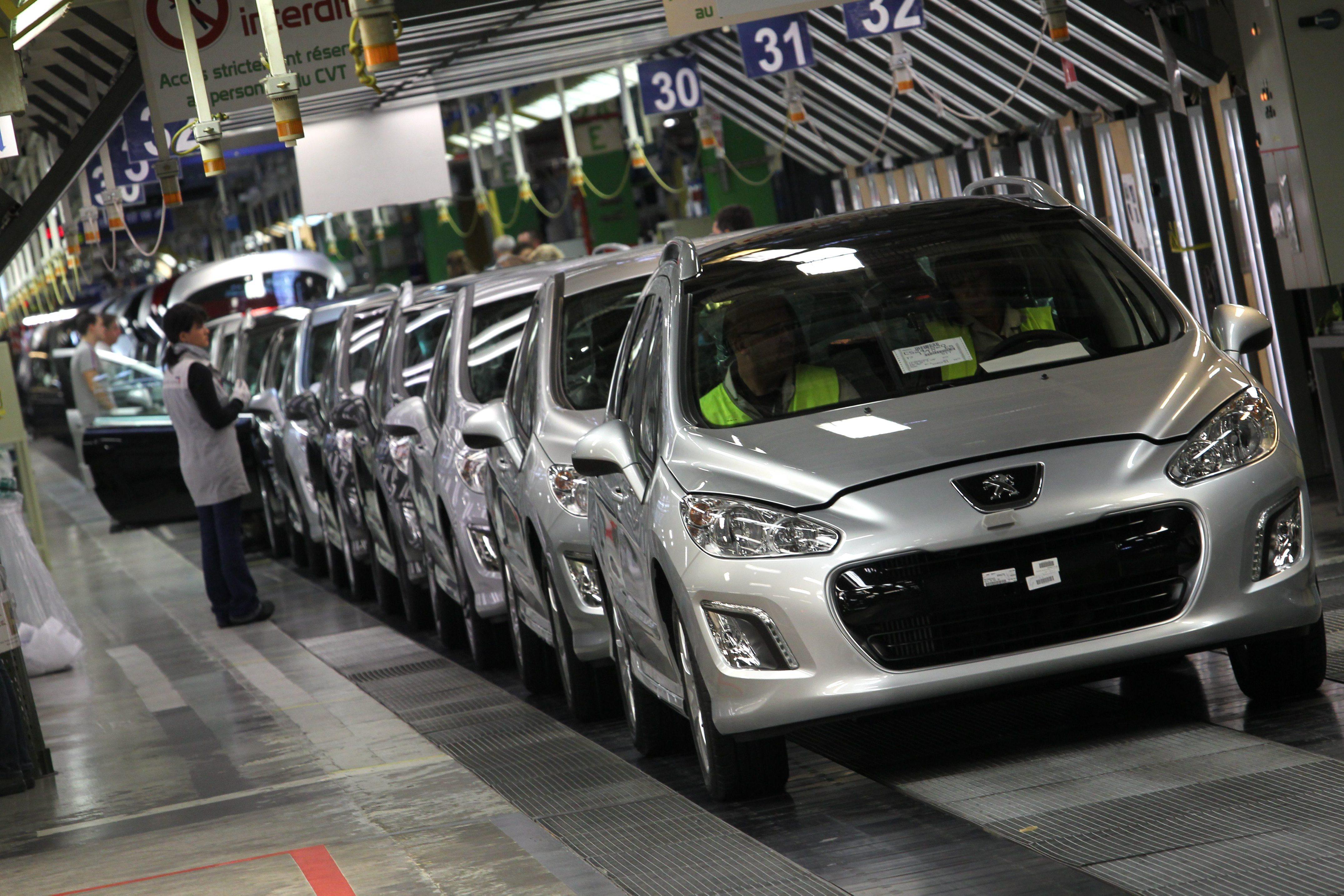 المغرب تحوز ثقة الشركات العملاقة بصناعة السيارت ومصر تواصل الانهيار