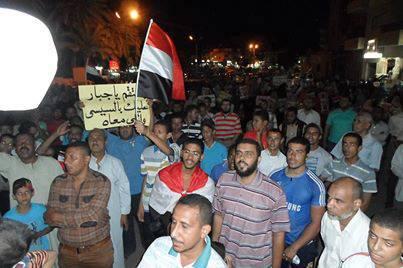 أهالي الخارجة يحتشدون ضد مجزرة الفجر ويؤكدون استمرار تظاهرهم