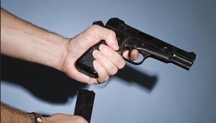 مستشار يصيب رأسه برصاصة خاطئة والأطباء: حالته خطيرة